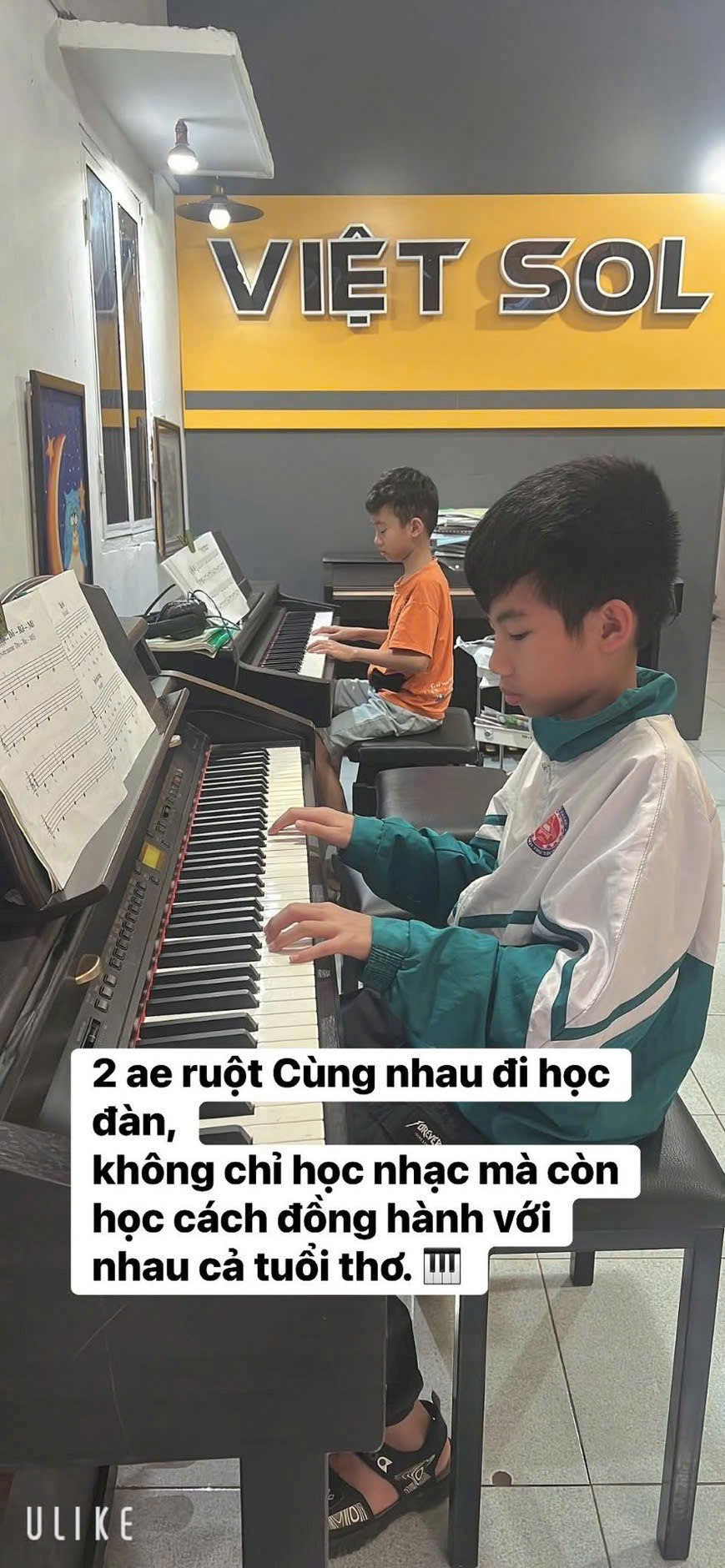 2 anh em cùng nhau học đàn piano BMT
