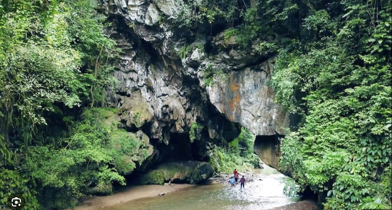 Hang đá Đắk Tuar