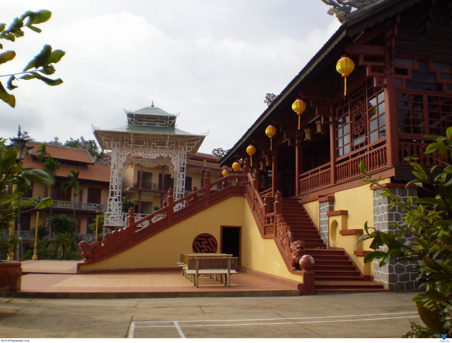 bên trong Chùa Sắc Tứ Khải Đoan bmt