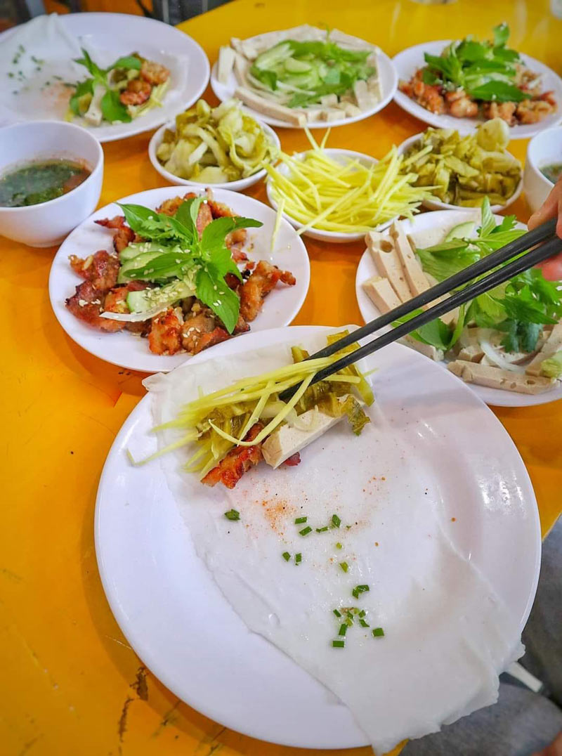 Bánh ướt thịt nướng, bánh ướt chồng dĩa Buôn Ma Thuột
