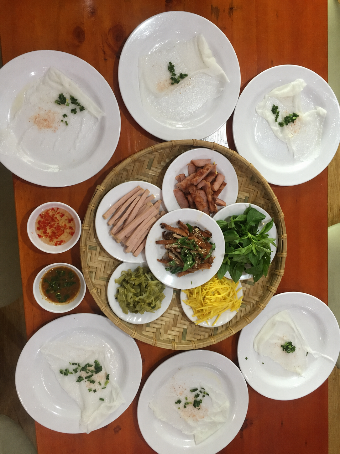 Bánh ướt thịt nướng, bánh ướt chồng dĩa Buôn Ma Thuột